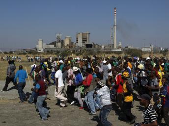 Des salariés de Lonmin en grève sur le site de Marikana, le 14 mai 2013. REUTERS/Siphiwe Sibeko