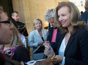 Valérie Trierweiler signant des autographes à l’Elysée, le 16 septembre 2012. REUTERS/Bertrand Langlois