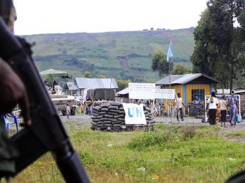 Des rebelles du M23 à quelques mètres d’un poste de garde de la Monusco, à Goma, ce mardi 15 mai. REUTERS/James Akena