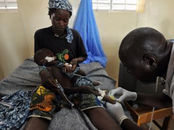 Un docteur nigérien soigne un enfant atteint de malnutrition à l'hôpital de Mirriah. AFP PHOTO / ISSOUF SANOGO