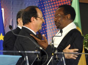 Le président français, François Hollande, et son homologue malien, Dioncounda Traoré, à la conférence des donateurs, ce mercredi 15 mai à Bruxelles. REUTERS/Laurent Dubrule