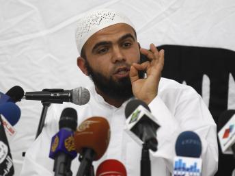 Saif Eddine Erais, le porte-parole du groupe jihadiste Ansar al-Charia lors de sa conférence de presse, le 16 mai 2013 à Tunis. REUTERS/Zoubeir Souissi