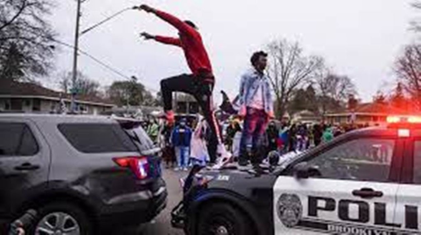 États-Unis: Minneapolis s’embrase à nouveau après la mort d’un jeune Noir tué par la police États-Unis: Minneapolis s’embrase à nouveau après la mort d’un jeune Noir tué par la police