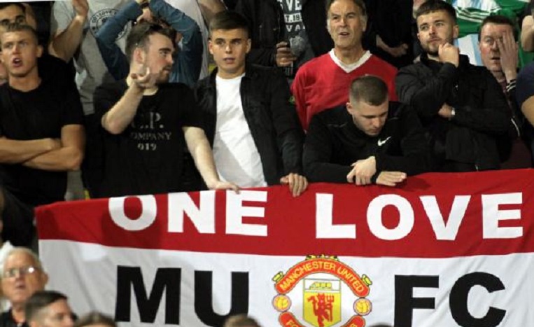 Super League : des supporters de Manchester United s’incrustent à l’entraînement