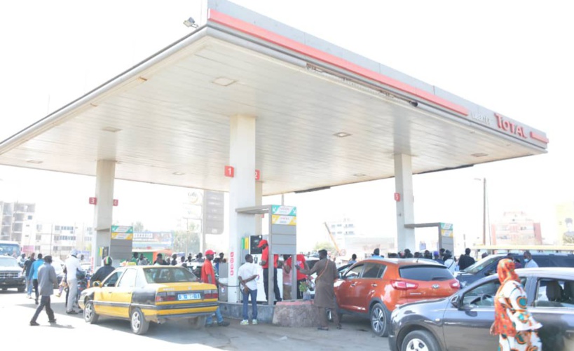 Samedi de galère sans précédent à Dakar: le carburant vendu dans des bouteilles jusqu’à 3000 frs le litre Samedi de galère sans précédent à Dakar: le carburant vendu dans des bouteilles jusqu’à 3000 frs le litre