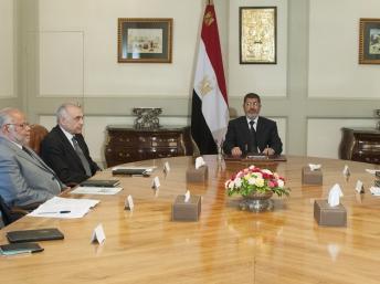 Le président égyptien Mohamed Morsi (au centre) lors d'une réunion à propos du barrage sur le Nil Bleu au Caire, le dimanche 2 juin 2013.