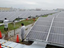 Installation à grande échelle de panneaux solaires à Kyoto, le 1er juillet 2012.