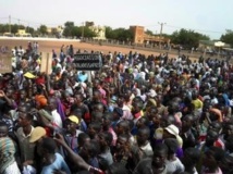 Manifestation à Gao, le 30 mai 2013. Les participants exigeaient de la France et de la transition malienne qu'elles récupèrent la ville de Kidal, laissée aux mains du MNLA par l'armée française lors de la reconquête du début d'année.