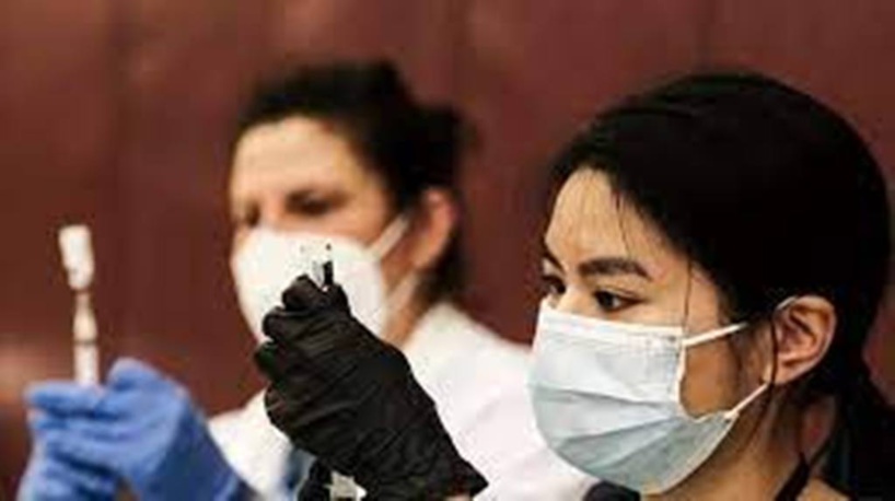 Covid-19: aux États-Unis, les autorités s'inquiètent de voir la deuxième dose de vaccin boudée