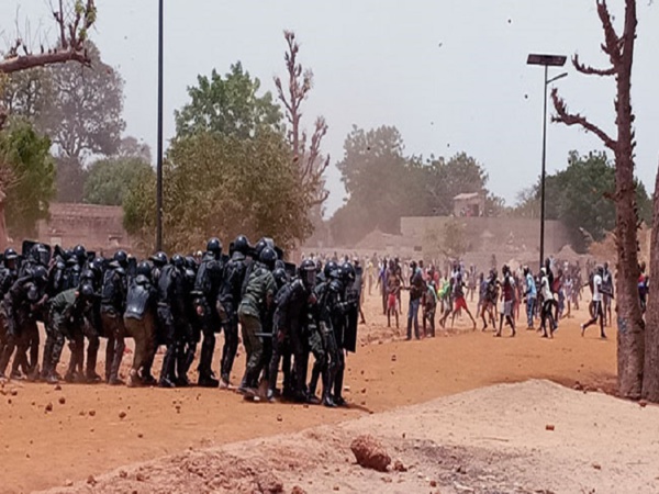 Diohine : Un décès annoncé après de violentes manifestations entre populations et forces de l'ordre Diohine : Un décès annoncé après de violentes manifestations entre populations et forces de l'ordre