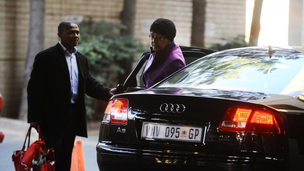 Winnie Mandela arrivant à l'hôpital. Pretoria, le 10 juin 2013. REUTERS/Stringer