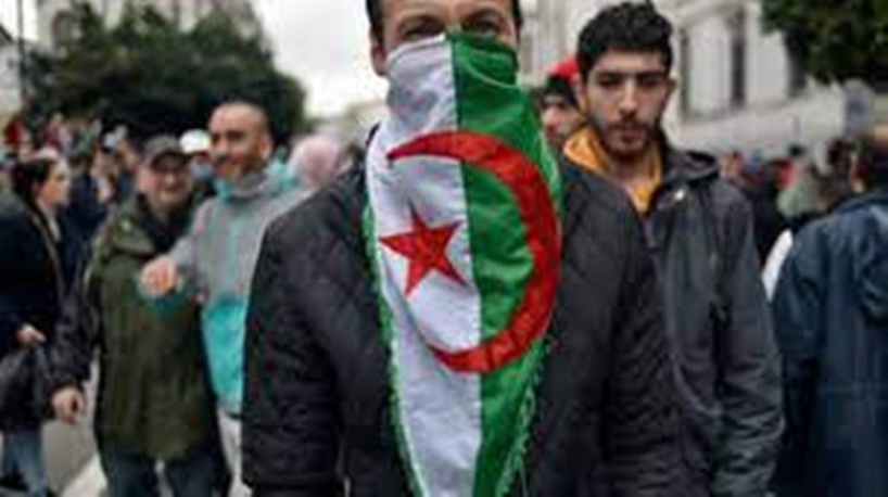 Algérie : une nouvelle marche d'étudiants empêchée, de nombreuses interpellations Algérie : une nouvelle marche d'étudiants empêchée, de nombreuses interpellations