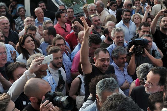 Grèce: la fermeture de la radiotélévision publique se transforme en crise politique