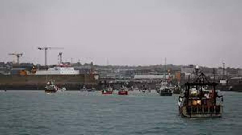 Pêche: des bateaux de pêche français manifestent devant le port de Saint-Hélier à Jersey Pêche: des bateaux de pêche français manifestent devant le port de Saint-Hélier à Jersey