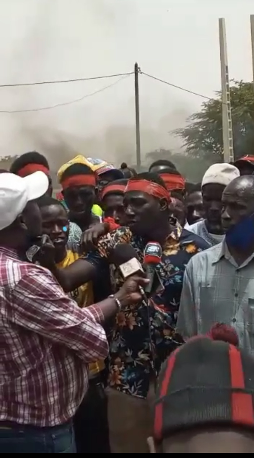 Bari-Diam (Saint Louis): Les populations barrent la route nationale RN2, pour exiger l'installation de ralentisseurs Bari-Diam (Saint Louis): Les populations barrent la route nationale RN2, pour exiger l'installation de ralentisseurs