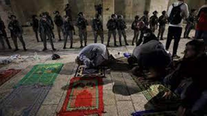 Affrontements à Jérusalem: des fidèles musulmans ont protégé des policiers israéliens Affrontements à Jérusalem: des fidèles musulmans ont protégé des policiers israéliens