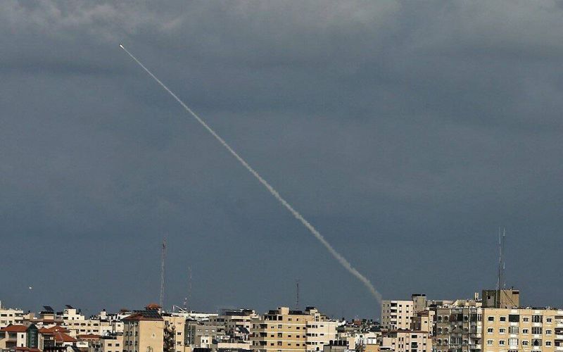 Plus de 100 roquettes ont été tirées lundi depuis Gaza vers Israël, annonce le Hamas