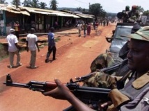 Des combattants de la Seleka en patrouille à Bangui, le 26 mars.