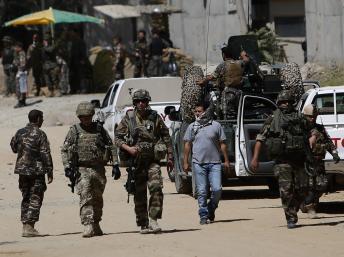 Des soldats de l'Otan quittent le lieux de l'attaque, à proximité de la présidence afghane et du commandement de la CIA, le 25 juin 2013. REUTERS/Mohammad Ismail