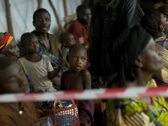 Des réfugiés burundais de retour de tanzanie, dans un camp de transit en novembre 2012, espèrent être réinstallés à Musenyi, dans le sud du Burundi. AFP PHOTO / TONY KARUMBA