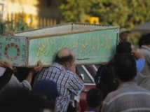 Des Egyptiens portent le cercueil d'une des victimes du lynchage, le 24 juin 2013, au Caire.