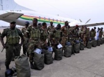 Une trentaine de soldats béninois sur le tarmac de l'aéroport de Cotonou, le 18 janvier 2013