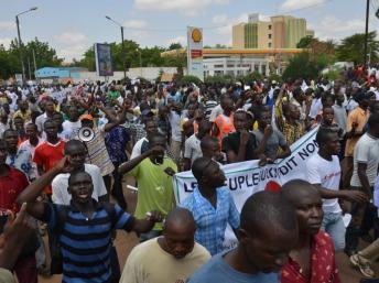 La manifestation contre le projet de Sénat, le 29 juin 2013, à la hauteur du rond-point des Nations unies, à Ouagadougou. AFP / Yempabou OUOBA
