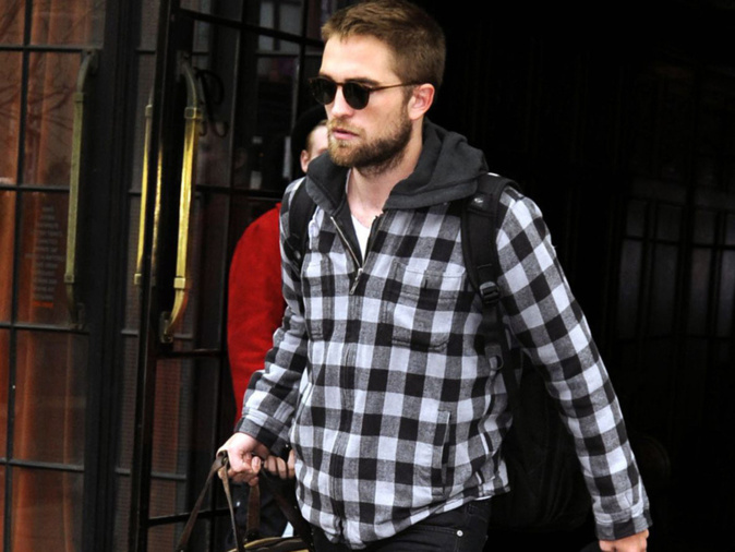 Robert Pattinson amoureux, sa nouvelle copine est le portrait craché de Kristen Stewart