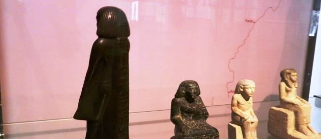 Mystère à Manchester : une statuette égyptienne bouge toute seule !