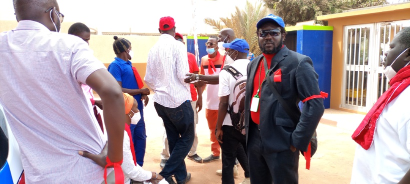 Visite à Sen'Eau: le ministre Serigne Mbaye Thiam accueilli avec des brassards rouges par les travailleurs Visite à Sen'Eau: le ministre Serigne Mbaye Thiam accueilli avec des brassards rouges par les travailleurs