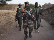 Des soldats maliens patrouillent dans Kadji, le 1er mars 2013. REUTERS/Joe Penney