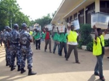 Des membres de la Céni transportant des urnes à Lomé lors des élections d'octobre 2007.