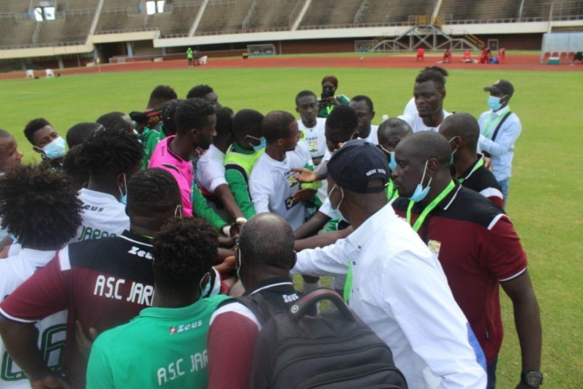 Agressions arbitres: la CAF sort le bâton contre le Jaraaf et le MC Alger Agressions arbitres: la CAF sort le bâton contre le Jaraaf et le MC Alger