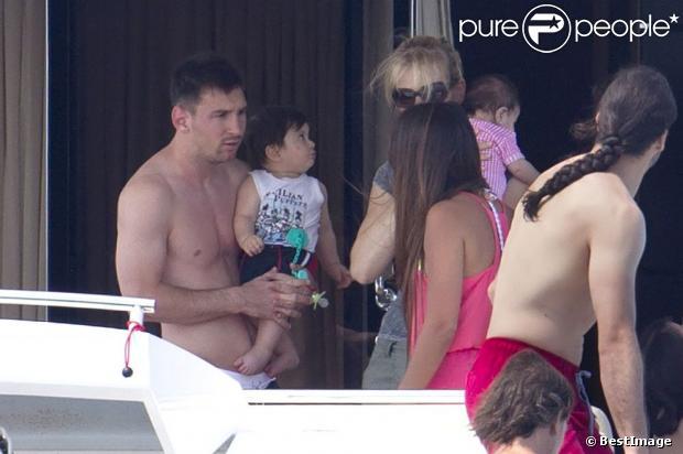 Lionel Messi : Papa câlin et heureux en vacances avec les stars du Barça