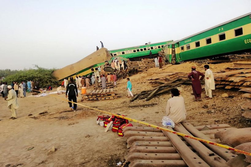 Pakistan: au moins 34 morts dans un accident de train Pakistan: au moins 34 morts dans un accident de train