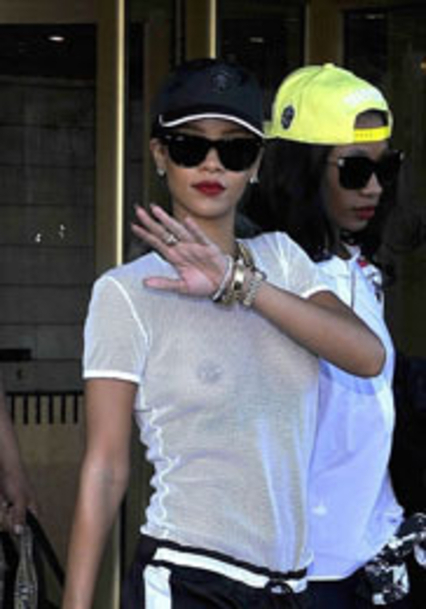Rihanna exhibe ses tétons en portant un top transparent