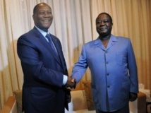 Le président Alassane Ouattara (g) et Henri Konan Bédié, chef du PDCI. La question d'un cavalier seul du PDCI au premier tour de la présidentielle 2015 sera débattue au prochain congrès. AFP PHOTO/ SIA KAMBOU