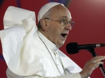 Le pape François prononce un discours durant les JMJ, sur la plage de Copacabana au Brésil, le 25 juillet 2013. REUTERS/Stefano Rellandini