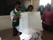 Le dépouillement des votes dans une école de Lomé, le 25 juillet 2013. RFI / Olivier Rogez