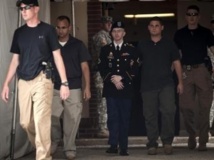 Bradley Manning (c.) escorté à la sortie du tribunal militaire de Fort Meade, dans le Maryland, le 25 juillet 2013. REUTERS/James Lawler Duggan