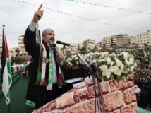 Le chef du Hamas, Khaled Mechaal, s'adressant à la foule lors des célébrations du 25e anniversaire de son mouvement, à Gaza, le 8 décembre 2012. REUTERS/Ahmed Jadallah