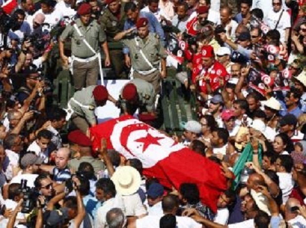 Les obsèques de Mohamed Brahmi ont été suivies par une foule nombreuse et émue, vendredi 27 juillet 2013. REUTERS/Zoubeir Souissi