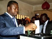 Le président du Togo, Faure Gnassingbé (G) glisse son bulletin dans l'urne dans une école à Lomé. REUTERS/Noel Kokou Tadegnon