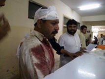 Un homme blessé lors de l'explosion d'une bombe sur le marché de Parachinar se présente à l'hopital de la ville, le 26 juillet 2013. Reuters