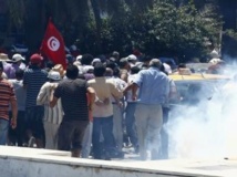 La police tunisienne tire des gaz lacrymogènes pour disperser les manifestants placés devant l'Assemblée constituante, demandant sa dissolution. REUTERS/Zoubeir Souissi