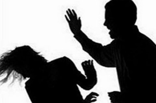 Il amène sa petite amie à Praia, la violente et lui occasionne de grave blessures