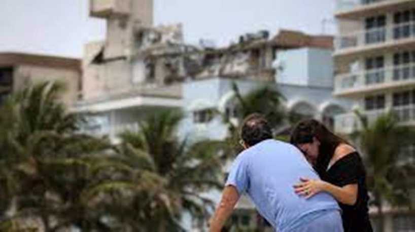 L'interminable attente pour les proches après l'effondrement d'un immeuble près de Miami L'interminable attente pour les proches après l'effondrement d'un immeuble près de Miami