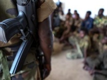 Le 27 mai dernier, à Bangui, un soldat encadre un groupe d’enfants soldats démobilisés, âgés de 14 à 17 ans, qui combattaient dans des groupes armés de la Seleka.