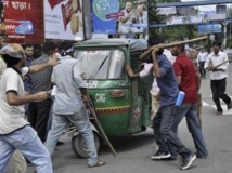 La condamnation, le 15 juillet, de Ghulam Azam, le chef du parti Jamaat-e-Islami à l'époque de l'indépendance, avait déclenché une nouvelle flambée de violences dans la capitale Dacca. REUTERS/Stringer