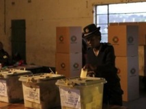 Dans un bureau de vote à Domboshawa, à environ 45 kilomètres de la capitale Harare, le 31 juillet 2013.